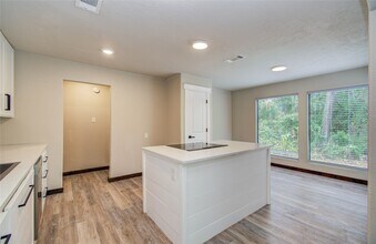 Building Photo - 712 Player Ct