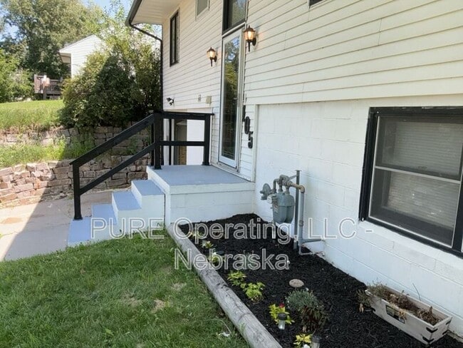 Building Photo - 105 N Elm St