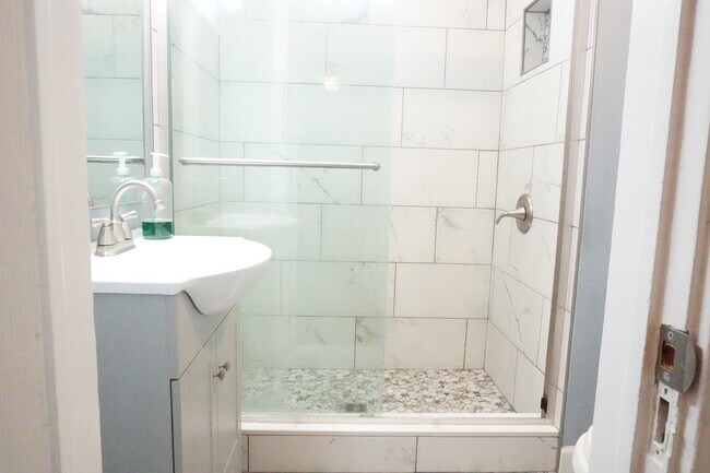 Baño recientemente renovado - 1319 4th Ave