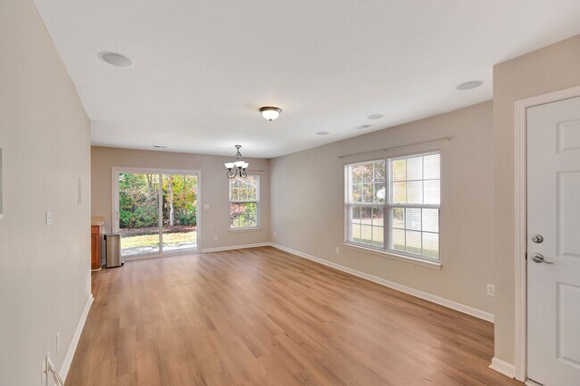 Foto del edificio - A True Summerville Gem in Eagle Run!!