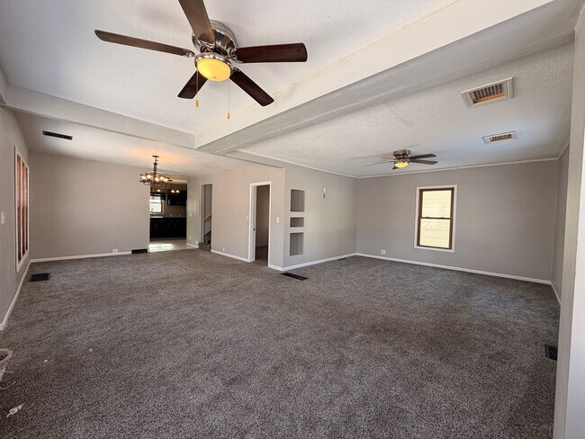 Foto del edificio - 5 Bedroom house in Webster City with Huge Garage! $1395