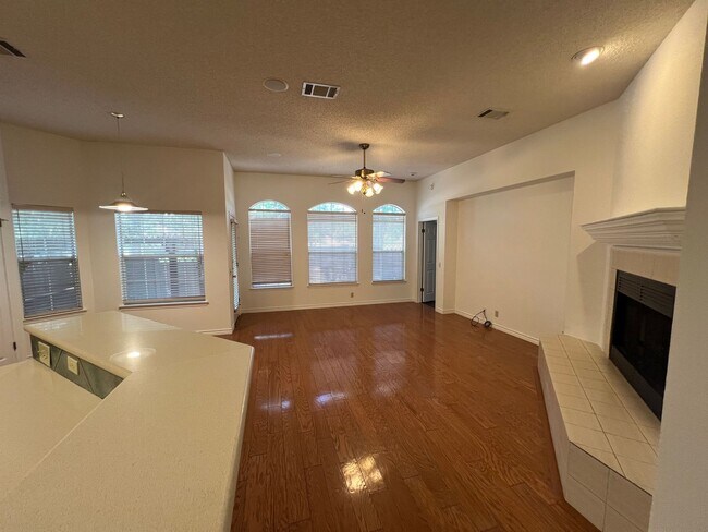 Foto del edificio - Spacious Canyon Creek 3 bed 2 bath Home