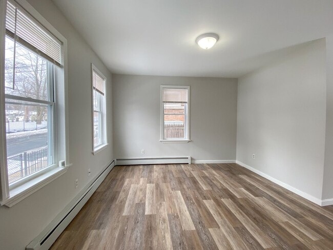 Building Photo - Gorgeous single-family home near Hartford Hospital