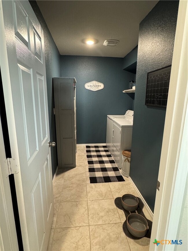 Building Photo - 2423 Elba Dr