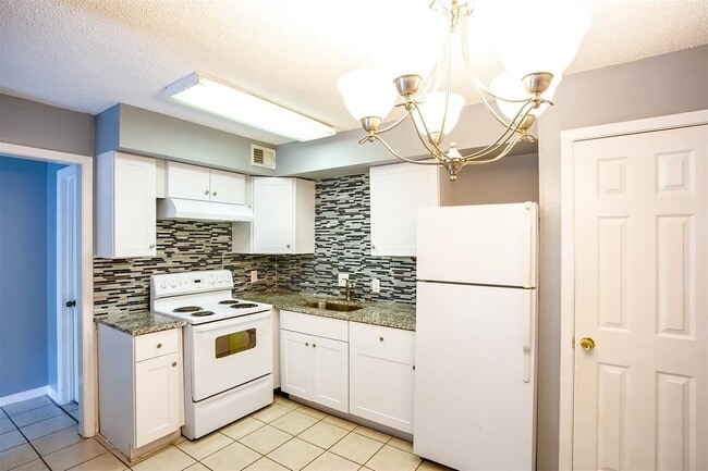 Building Photo - 2215 Mission Hill Dr