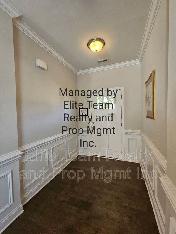 Foto del edificio - 990 Pennington Dr