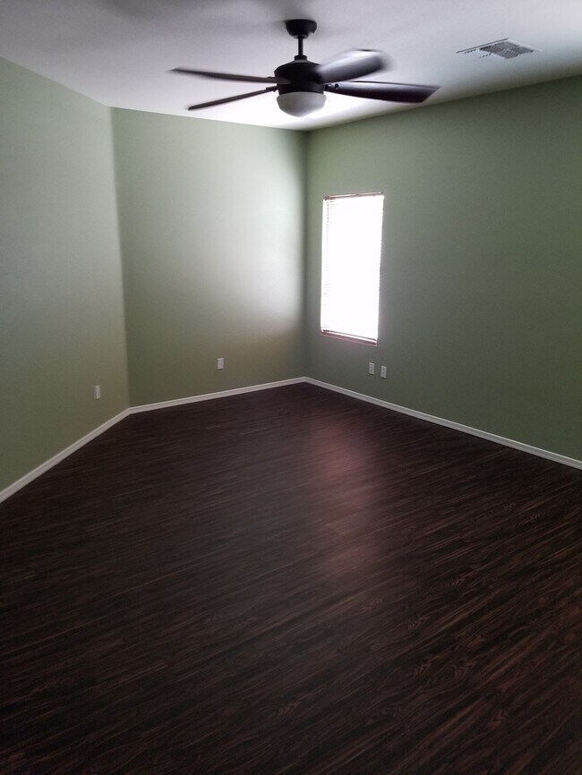 Foto del edificio - Beautiful 3/2 plus a den for rent near 27th Ave. & Roeser Rd.
