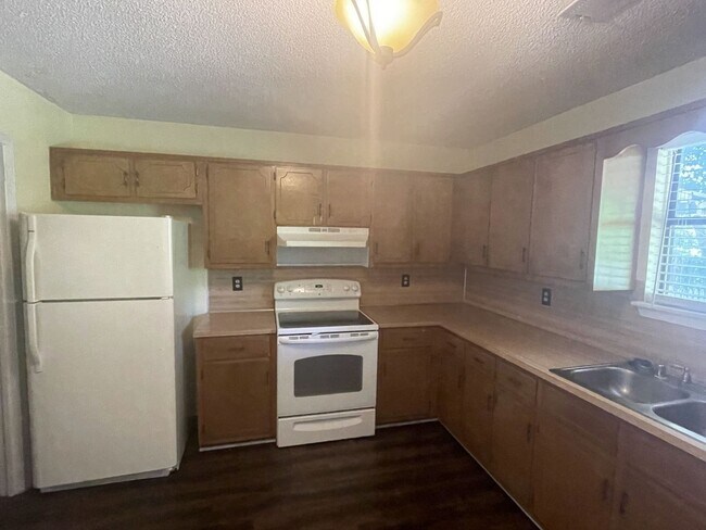 Building Photo - Spacious home with private parking and lau...