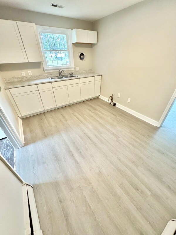Building Photo - 483 Forest Ln