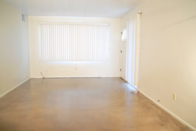 Building Photo - 3017 N Cherry Ave