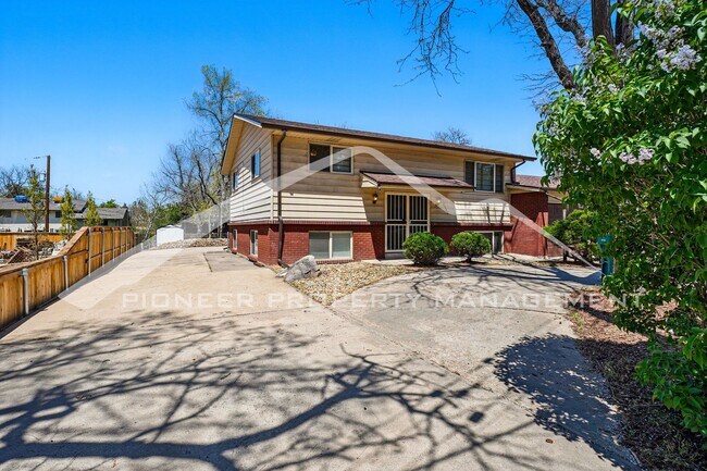 Building Photo - Spacious Home with Washer/Dryer and Centra...