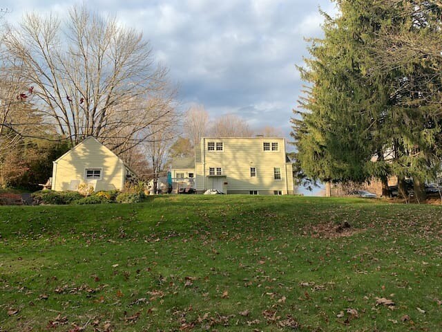 Vista desde el patio trasero - 1277 Naugatuck Ave