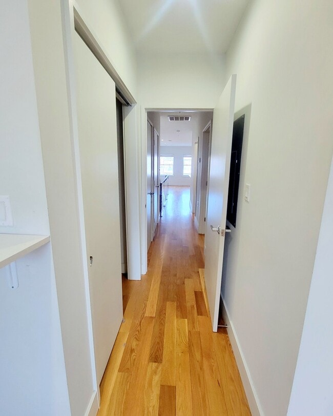 Building Photo - 1728 Wisconsin Ave NW