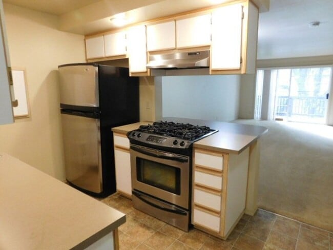 Building Photo - 2Bd/1.5Ba Two Story Condo - Available to View!