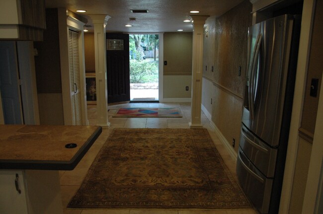 Building Photo - 910 E Broad St