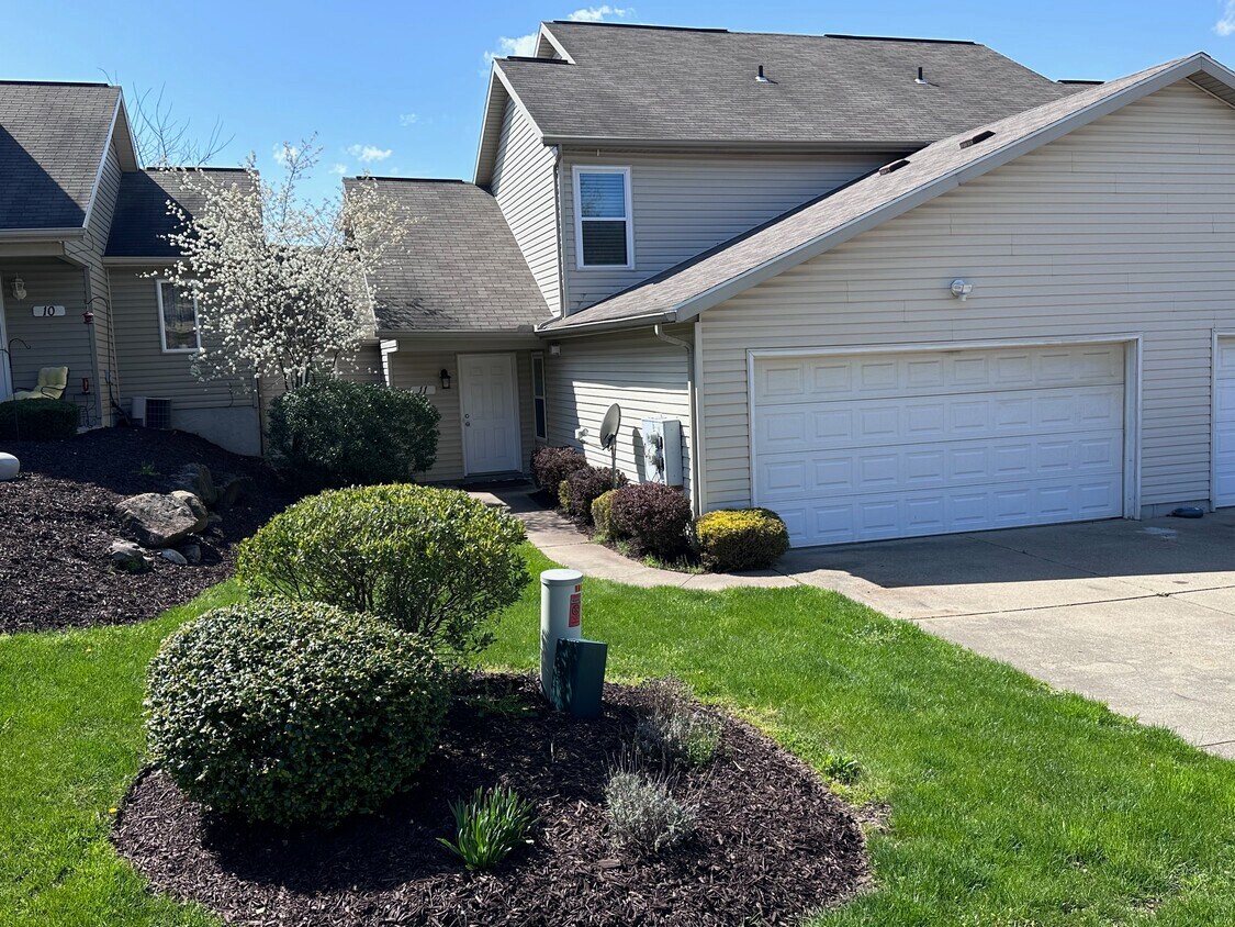 Primary Photo - 11 Fountain Dr