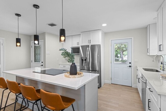 Building Photo - Beautifully Renovated 3-Bedroom Home for R...