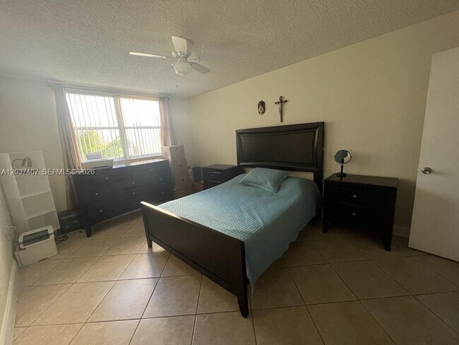 Foto del edificio - 8215 Lake Dr