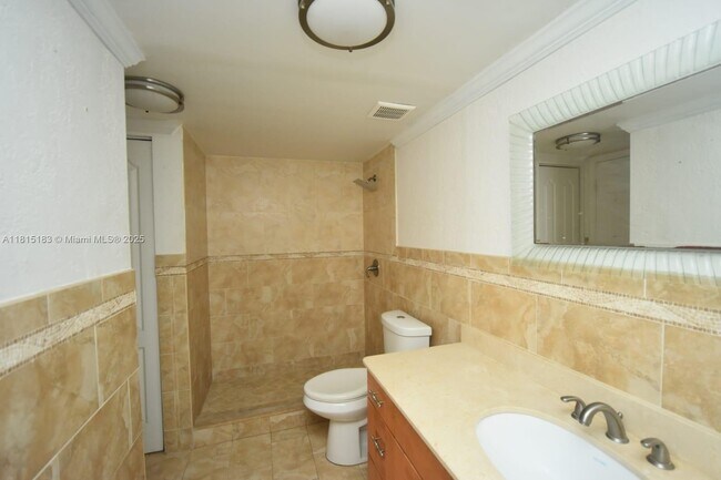 Foto del edificio - 1750 W 56th St