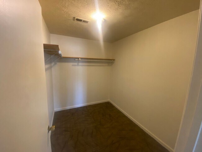 Building Photo - One Bedroom one Bath apartment available i...