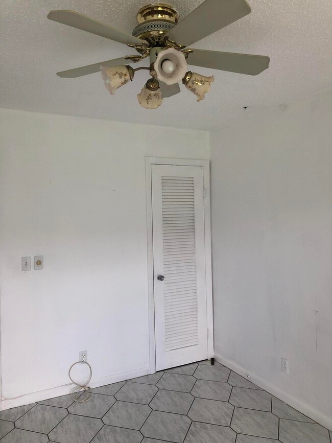 Building Photo - 227 Norwich J