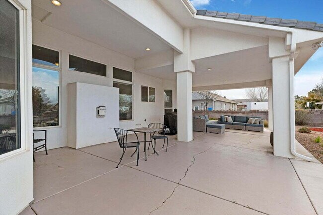 Foto del edificio - Spacious 5 bed 3 bath with large back yard.