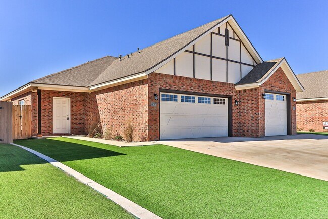 Building Photo - Beautiful 3 Bedroom 2 Bath With Open Conce...