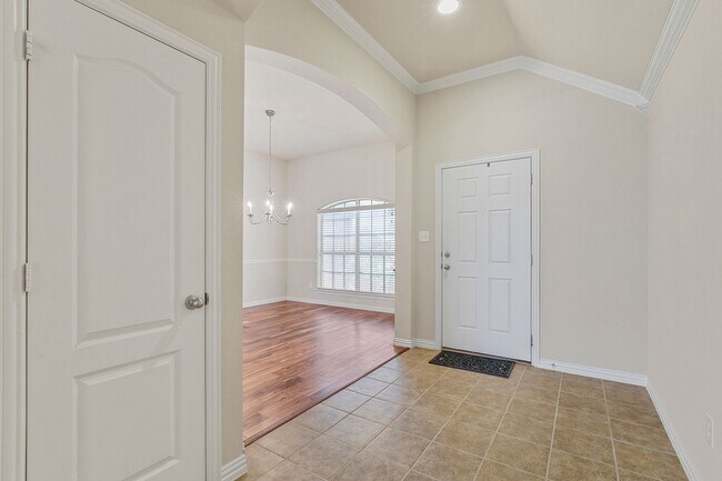 Building Photo - Gorgeous 3 Bedroom 2 Bathroom Home in North Garland!