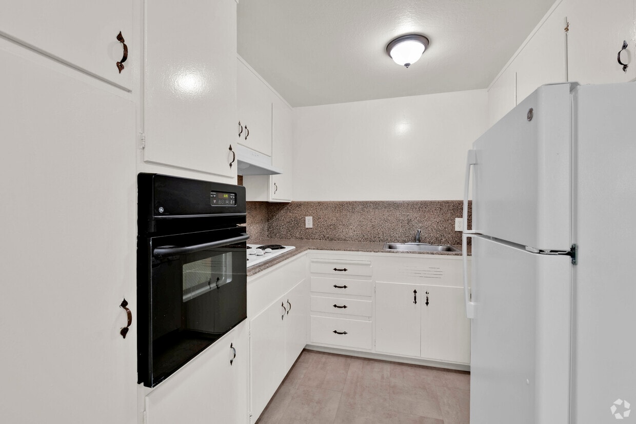 Primary Photo - Shana's Apartments