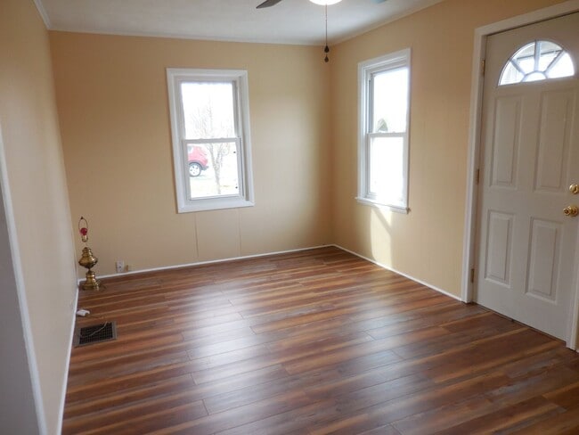 Building Photo - 2BR Remodeled House Hollidaysburg