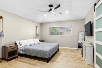 Building Photo - 467 Reseda Dr