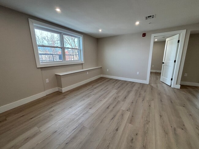 Building Photo - 136 Elm St