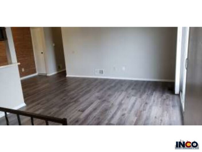 Foto del edificio - 3351 S Field St
