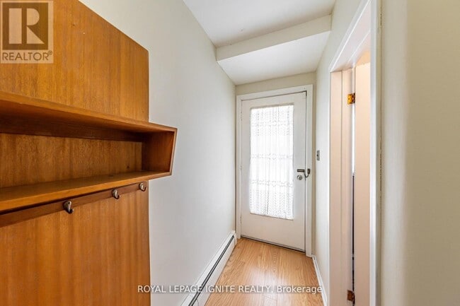 Building Photo - 83 Deep Dene Dr