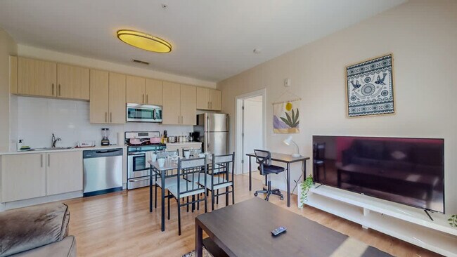 Building Photo - 573 Bedford St