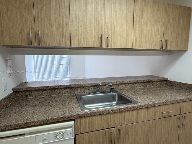 Foto del edificio - 8550 N Sherman Cir