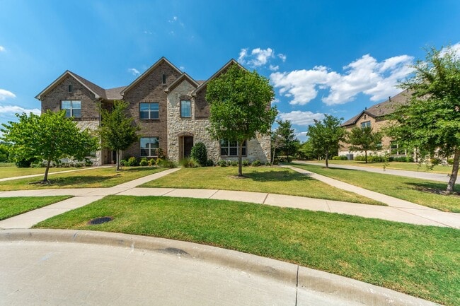 Building Photo - Luxury Townhouse