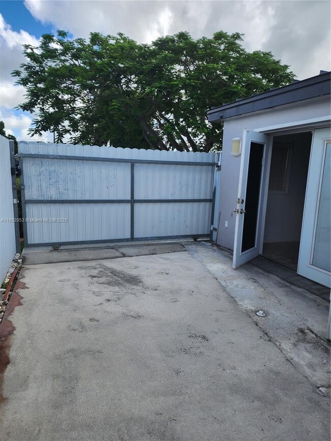 Building Photo - 10500 SW 200th Terrace