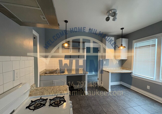 Foto del edificio - Stunning 3 Bedroom Lower Unit Near to UWM!