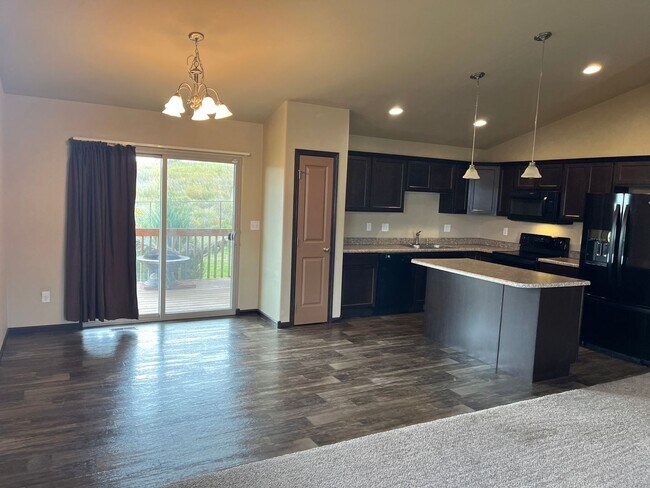 Building Photo - ~APPLICATIONS PENDING~ 2 Bedroom, 2 Bathro...