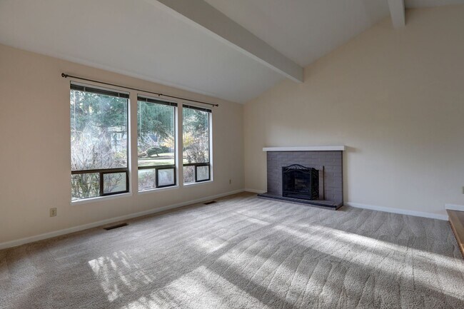 Building Photo - Sunny and Bright Tri-Level 3 Bedroom/2.25 ...