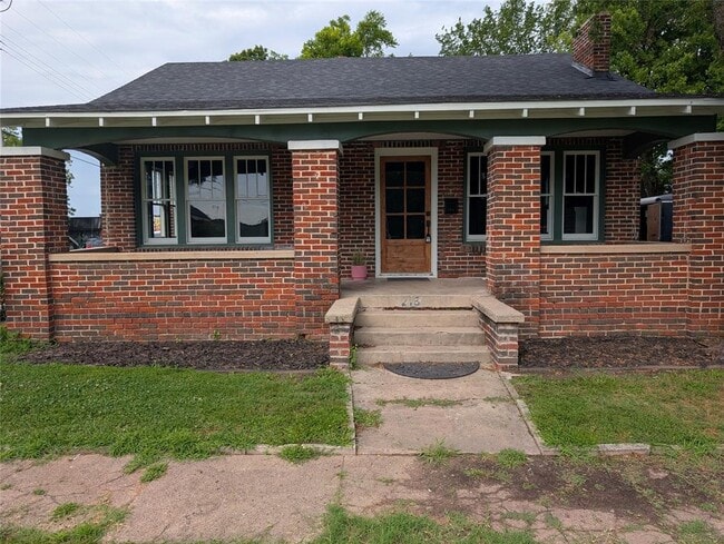 Building Photo - 216 N University Blvd