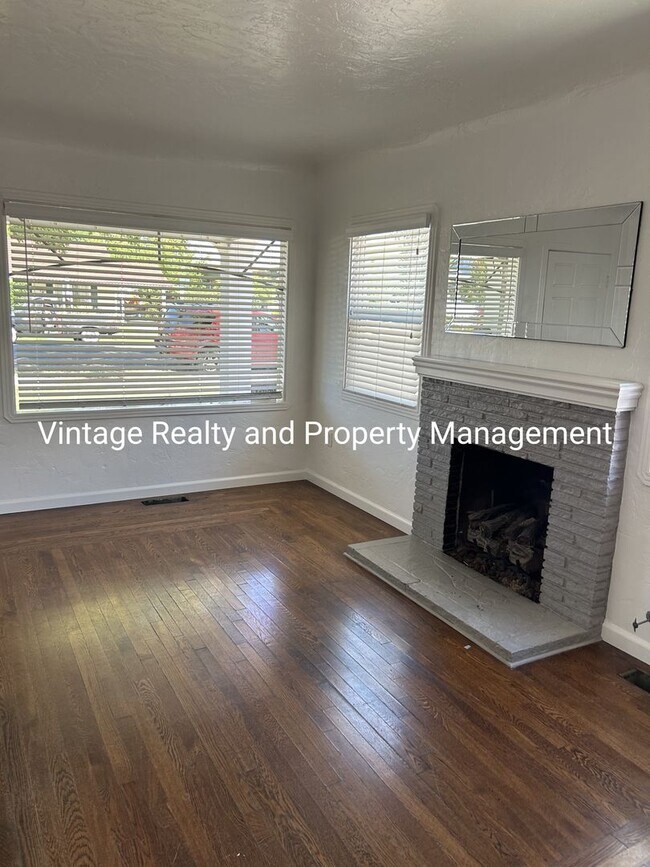 Foto del edificio - Updated 2 Bedroom Classic Home That's Ready To Go!!!