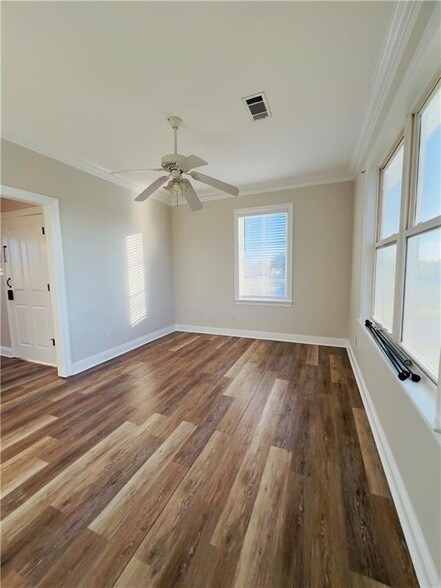 Foto del edificio - 5007 Towering Oaks Ave