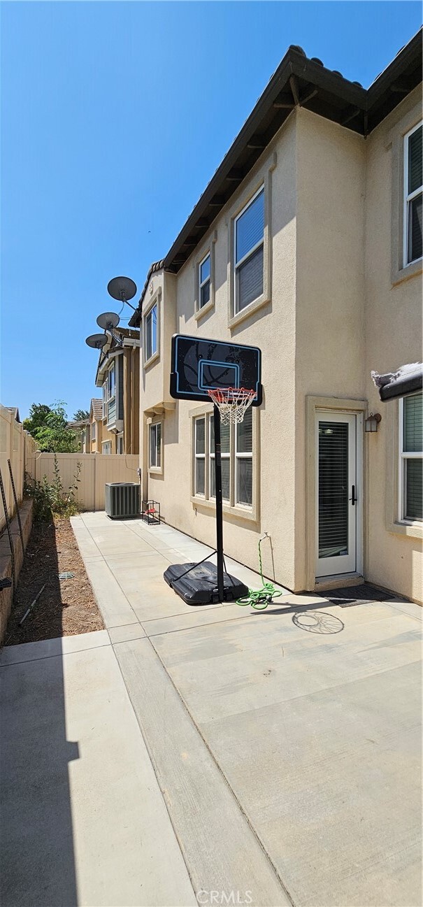 Building Photo - 14585 Baylor Ave