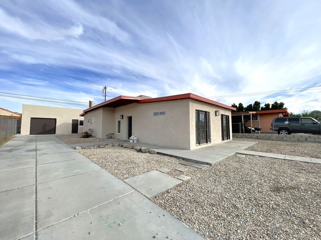 Primary Photo - AVAILABLE NOW! 3 Bed 2 Bath +1 Car Detache...