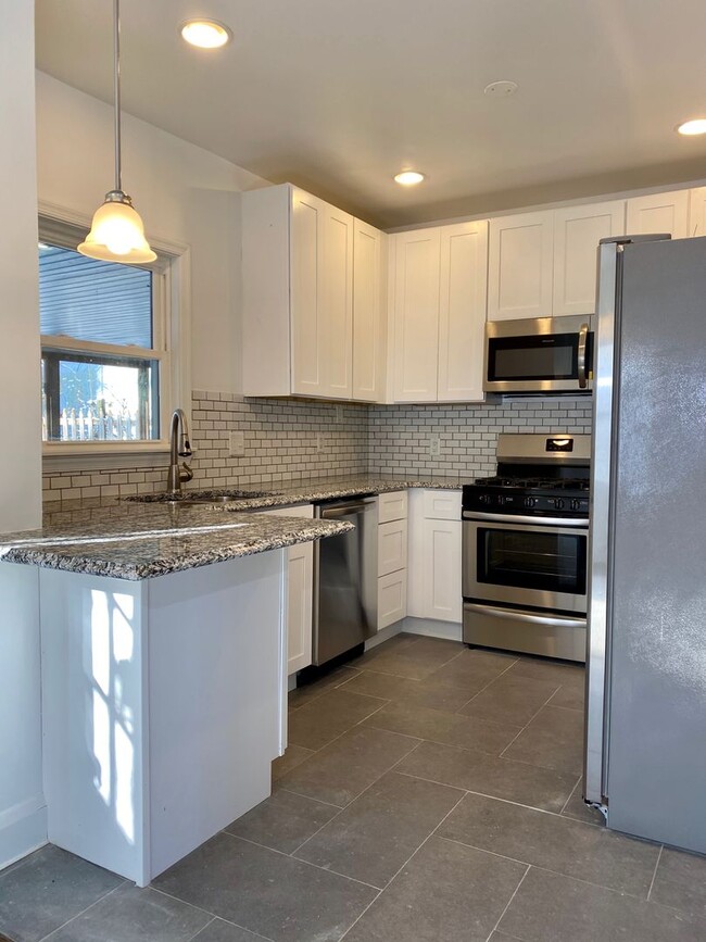 Building Photo - Beautifully Renovated 3-Bed/3-Bath Westgat...