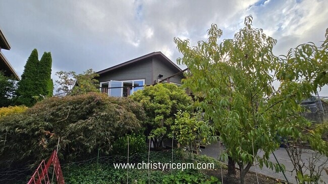 Building Photo - 609 13th Ave W