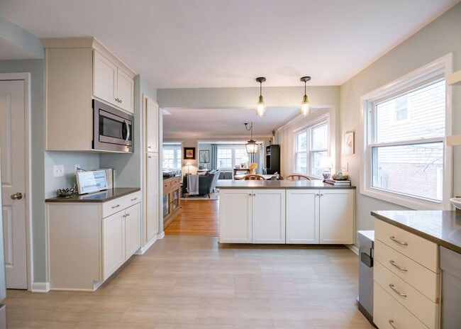 Foto del edificio - Updated Beachwood Ranch with Stunning Kitchen & Expansive Living Spaces