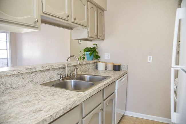 Building Photo - Upgraded duplex on TAMU bus route